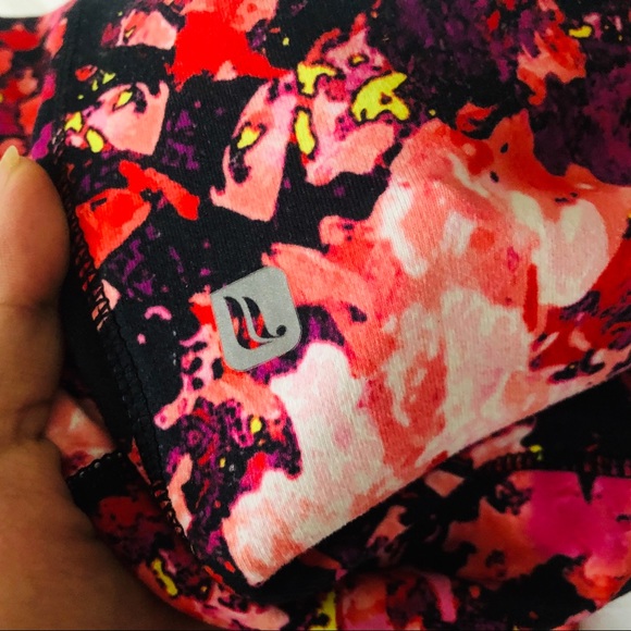 Fabletics Mid-Rise Printed Powerhold Capri pants - Picture 5 of 5